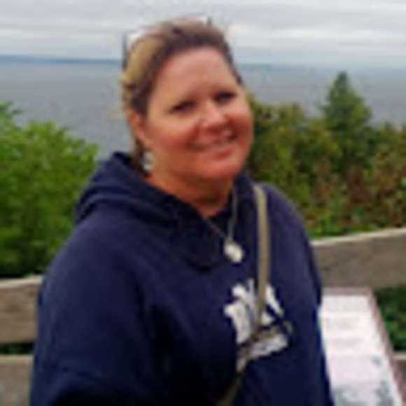 Profile Picture of Pamela Ellsworth (@pellsworth92) on Poshmark