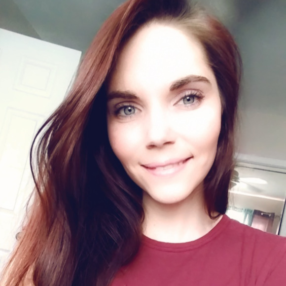 Profile Picture of Amy Hull (@ayemay91) on Poshmark