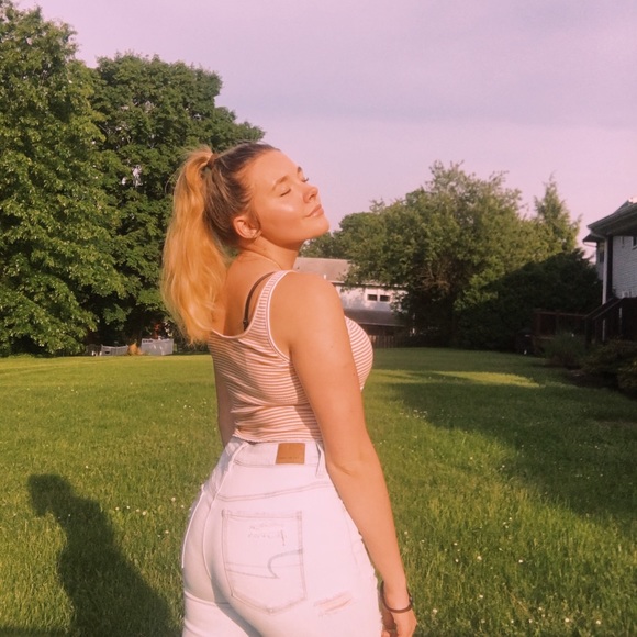 Profile Picture of Lexi Hannis (@lexihannis) on Poshmark