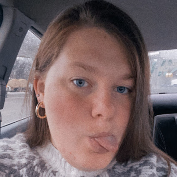 Profile Picture of Amberlyn Holman (@ahholman42) on Poshmark