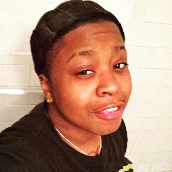 Profile Picture of Shaarille Linzy (@rillelin) on Poshmark