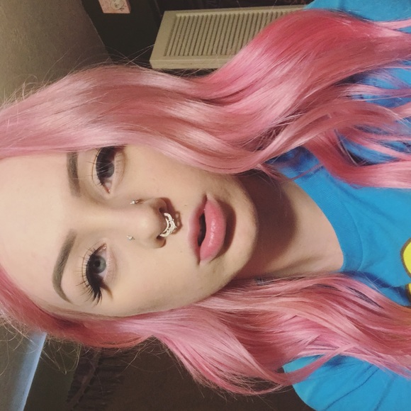 Profile Picture of Corinne Larsen (@corinnefly1234) on Poshmark