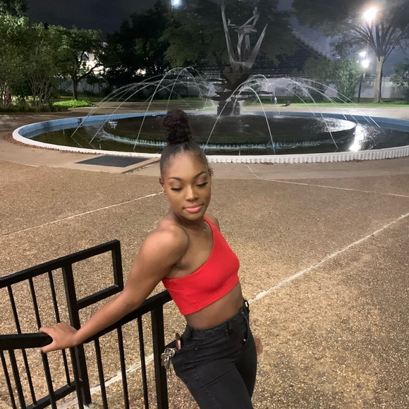 Profile Picture of Mikala Lemelle (@itssomikki) on Poshmark