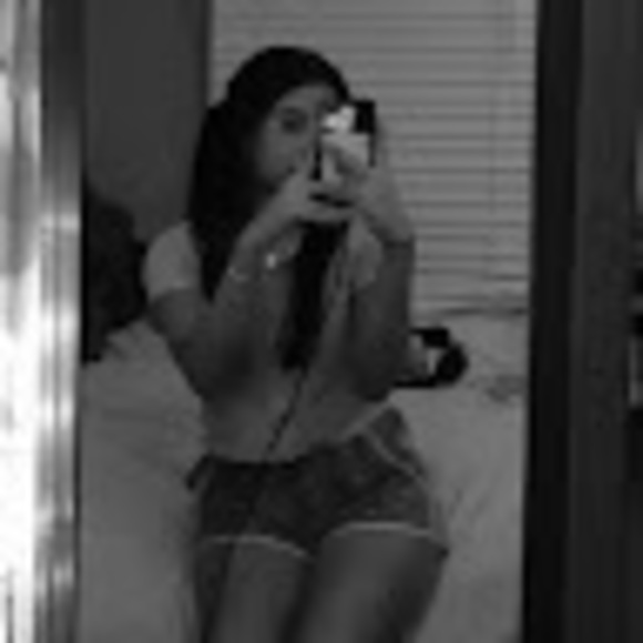 Profile Picture of Yolai Dosil (@yolaidosil) on Poshmark