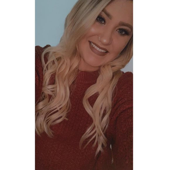 Profile Picture of Cristyn Geballa (@lilgeballa) on Poshmark