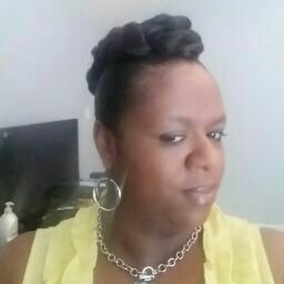 Profile Picture of Gloria Briscoe (@globugb01) on Poshmark