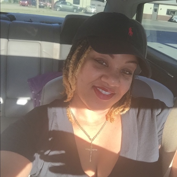Profile Picture of Courdney C (@courdney) on Poshmark