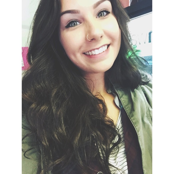 Profile Picture of Alyssa Dunlop (@alyssadunlop) on Poshmark