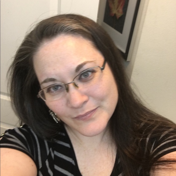 Profile Picture of Michelle Senff (@michellesenff) on Poshmark