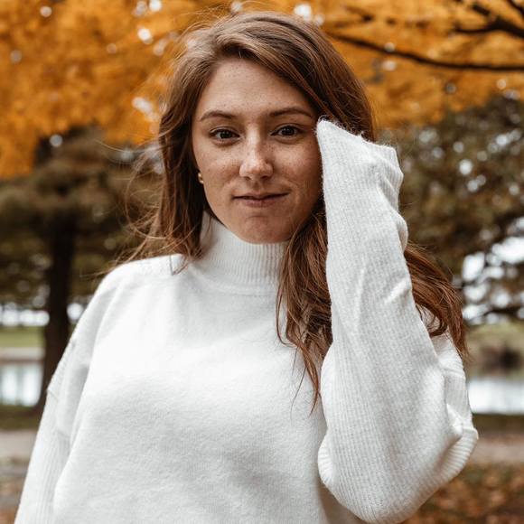 Profile Picture of Lydia Schultz (@lydiaschultz1) on Poshmark