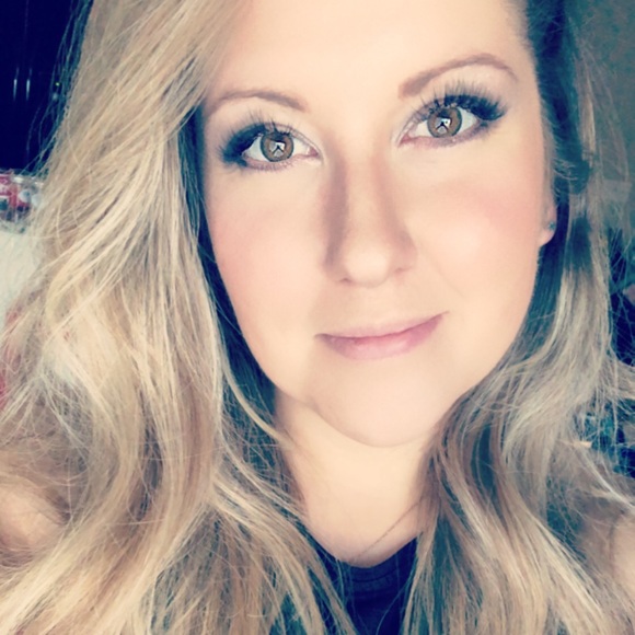 Profile Picture of Nicole Kilmer (@nicolerenee84) on Poshmark