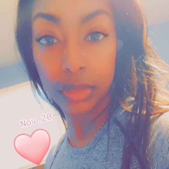 Profile Picture of Alicia Hrobowski (@aliciahrobowski) on Poshmark