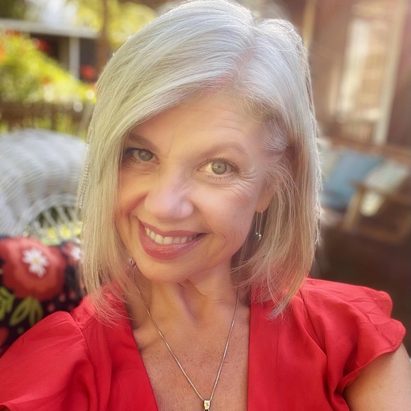 Profile Picture of Penny Holmes (@daisypenelope) on Poshmark