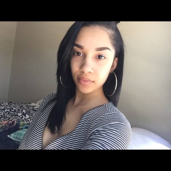 Profile Picture of Dani Mills (@dmills12) on Poshmark