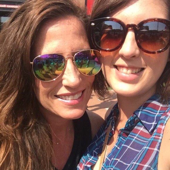 Profile Picture of Kim Dickey (@kizzyaccount) on Poshmark