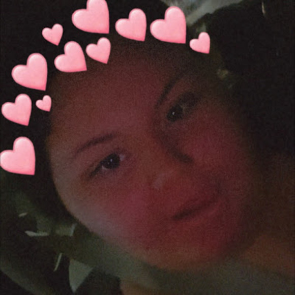 Profile Picture of Anissa Daniels (@anissa_daniels) on Poshmark