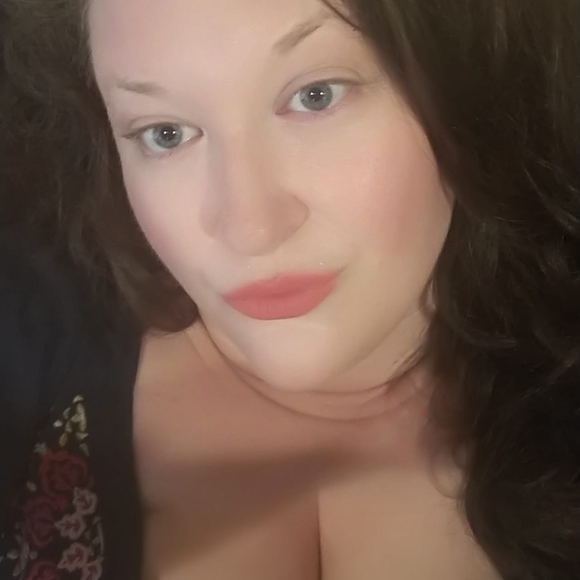 Profile Picture of Hannah Casebere (@hannahcasebere) on Poshmark