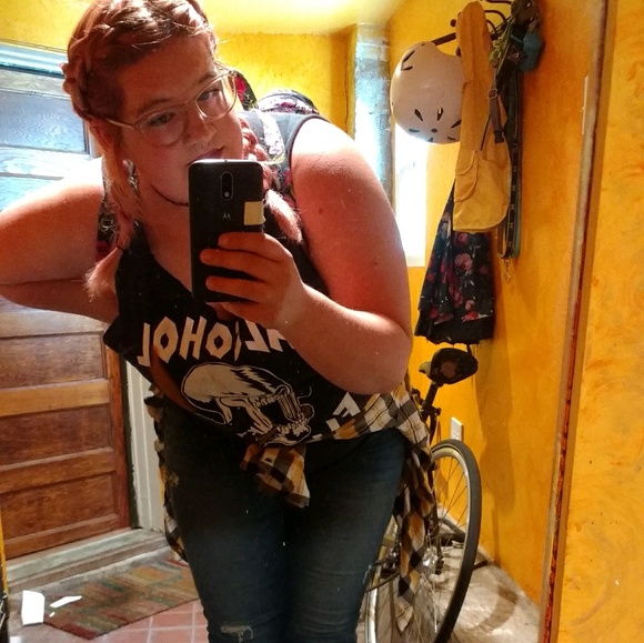 Profile Picture of Roni Laity (@ronilaity) on Poshmark