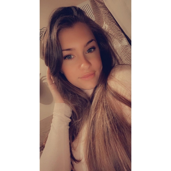 Profile Picture of Julianne Decker (@juliannedecker) on Poshmark