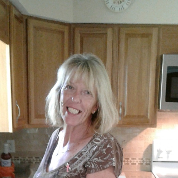 Profile Picture of Linette Greus (@linniebell222) on Poshmark