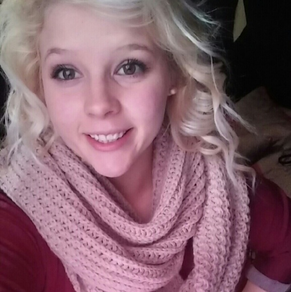 Profile Picture of Crystal Mitchell (@brook1996) on Poshmark