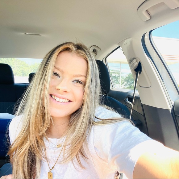 Profile Picture of Elizabeth Ann (@berdahle) on Poshmark