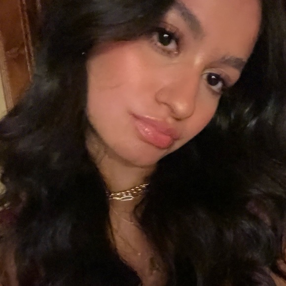 Profile Picture of Andreya Clour (@andreyaclour) on Poshmark