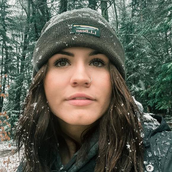 Profile Picture of Ciera Berthiaume (@cjb2151xx) on Poshmark