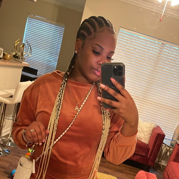 Profile Picture of Taylor Hanks (@ash100399) on Poshmark