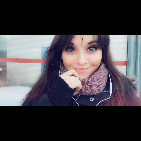 Profile Picture of Stephanie Fallavollita (@s_fallavollita) on Poshmark