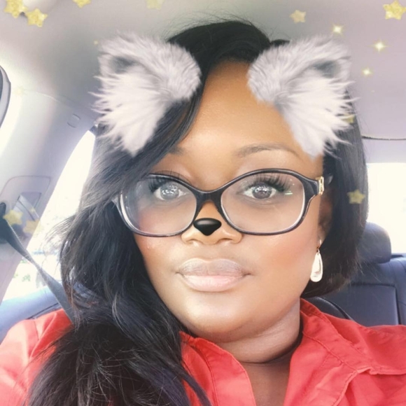 Profile Picture of Simone Gray (@brooklynchic89) on Poshmark