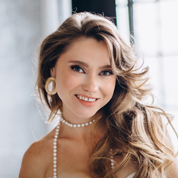 Profile Picture of Alena Sekach (@ulybajsya258) on Poshmark