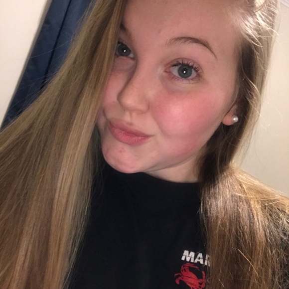 Profile Picture of Sara Danowski (@sadbwg0512) on Poshmark