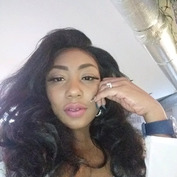 Profile Picture of Takia Walton (@takiaroyster) on Poshmark