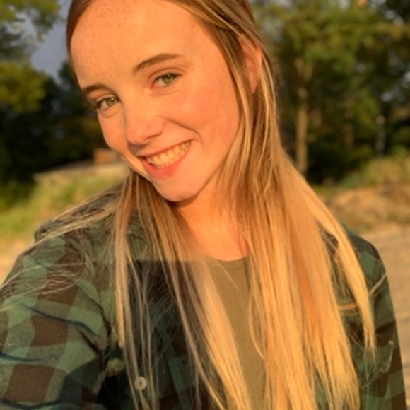 Profile Picture of Brennah Lubs (@brennahlubs13) on Poshmark