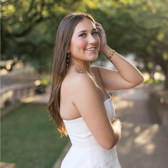 Profile Picture of Taylor Loebel (@taylorll_013) on Poshmark