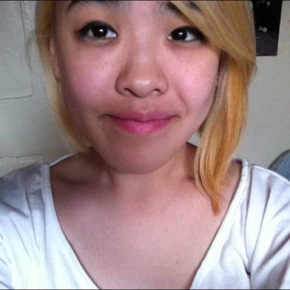 Profile Picture of Mandy Fong (@mandyylaa) on Poshmark