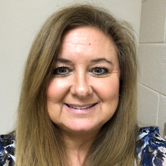 Profile Picture of Lisa Morrone (@lisamorrone) on Poshmark