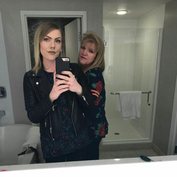 Profile Picture of Robin Schworm (@robinlschworm) on Poshmark