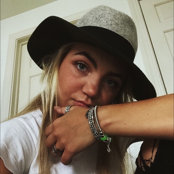 Profile Picture of Izzy Kestell (@izzykestell) on Poshmark