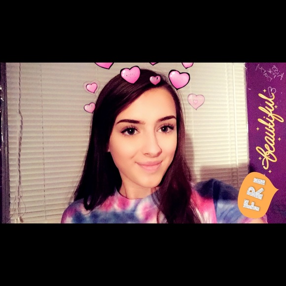 Profile Picture of Emalee Dachelet (@emaleedachelet) on Poshmark