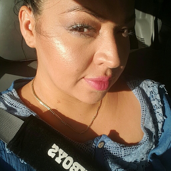 Profile Picture of Lizeth Solis (@lizlsolis) on Poshmark