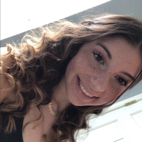 Profile Picture of Julia Lombardo (@juleslombardo) on Poshmark