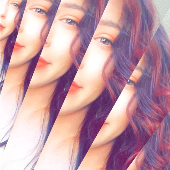 Profile Picture of Keely Hanson (@keelykakes) on Poshmark