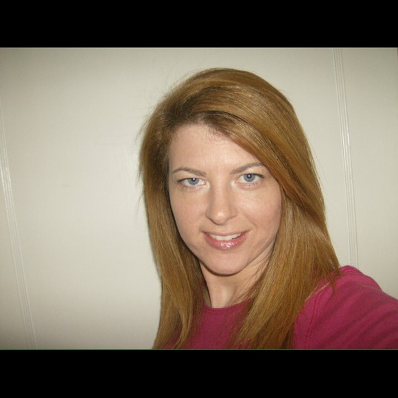 Profile Picture of Amie Cain (@starznsky) on Poshmark
