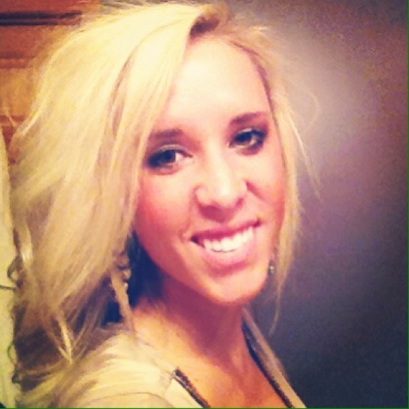 Profile Picture of Amanda Stencel (@astencel) on Poshmark