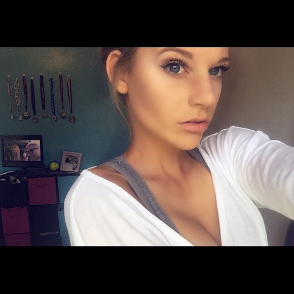 Profile Picture of Lexi Wroe (@alexiswroe) on Poshmark