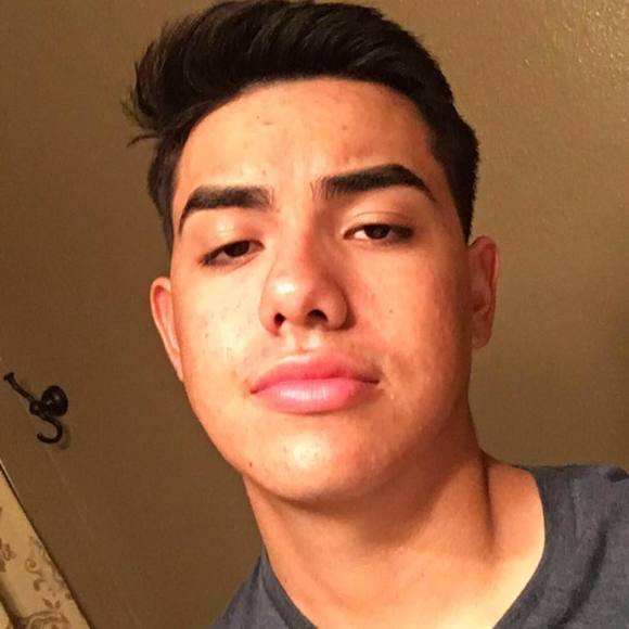 Profile Picture of Tommy Adams (@tommytripod) on Poshmark