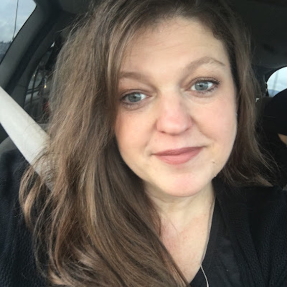 Profile Picture of Danielle Desjarlais (@danielledesjarl) on Poshmark