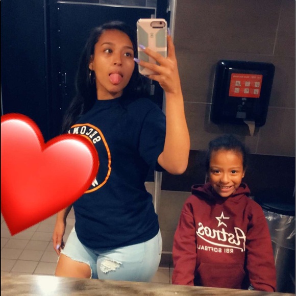 Profile Picture of Angelique Fuentez (@angelique0808) on Poshmark